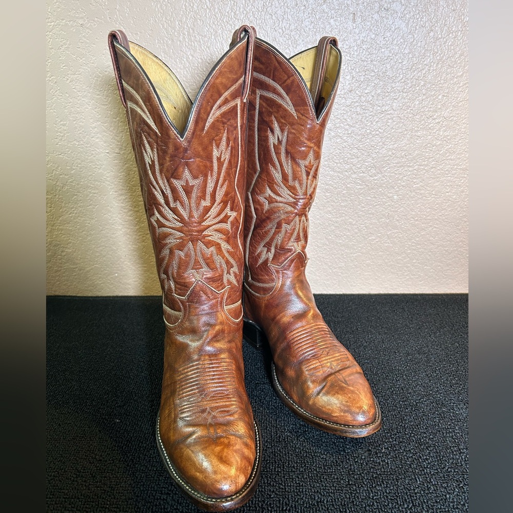 TONY LAMA Mens Leather Boots Style 6719. Chestnut Brown w/Cream Stitching. 9 D